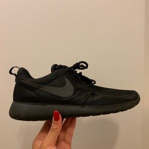 All black Nike Roshe sneakers